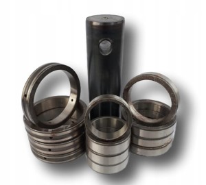Sworzeń OBROTU 133472A1, E48845 + Tuleje konik CASE 580 SK/SLE/SM