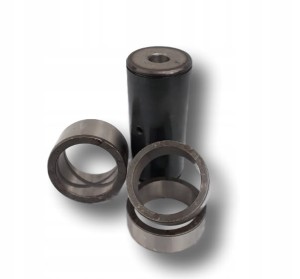 Sworzeń Dolny 135849A1, E48844 + Tuleje konik CASE 580 K/SK/SLE/SM